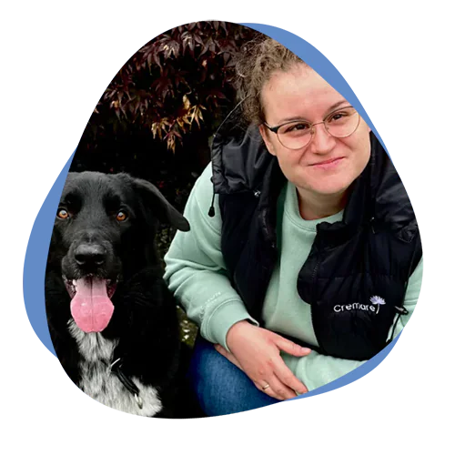 Cremare Tierbestattung Standort Willich Mitarbeiterin mit Hund