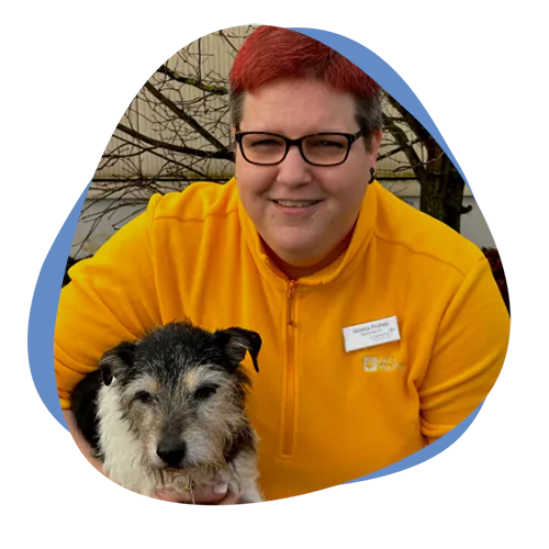 Cremare Tierbestattung Standort Willich eine Mitarbeiterin mit Hund